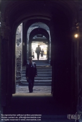 Viennaslide-00065105 Wien, Durchhaus Raimundhof vor der Sanierung, um 1986