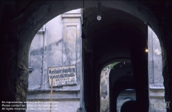 Viennaslide-00065108 Wien, Durchhaus Raimundhof vor der Sanierung, um 1986