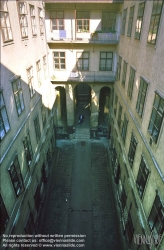 Viennaslide-00075201 Wien, Durchhaus Neustiftgasse 16 vor der Sanierung, um 1986