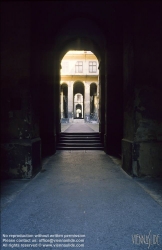 Viennaslide-00075205 Wien, Durchhaus Neustiftgasse 16 vor der Sanierung, um 1986