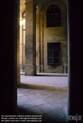 Viennaslide-00075206 Wien, Durchhaus Neustiftgasse 16 vor der Sanierung, um 1986