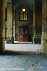 Viennaslide-00075207 Wien, Durchhaus Neustiftgasse 16 vor der Sanierung, um 1986