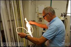 Viennaslide-00241306 Lichtwerkstatt Knoll (früher Neon Kunze), der 70-jährige Silvester Schlenz ist einer der letzten Glasbläser Wiens.