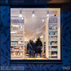 Viennaslide-00263204af Wien, moderne Apotheke, Blick durchs Schaufenster