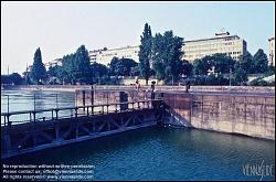 Viennaslide-00310103 Wien, Donaukanal, Kaiserbadschleuse, historische Aufnahme um 1985