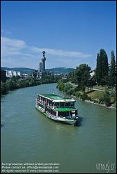 Viennaslide-00310223 Wien, Donaukanal, Ausflugsschiff Vindobona, Dekor von Hundertwasser