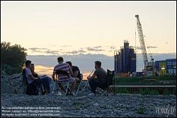 Viennaslide-00315117 Wien, Alberner Hafen, Jugendliche machen Picknick // Vienna, River Danube, Albern Harbour, Some Boys doing Picnic