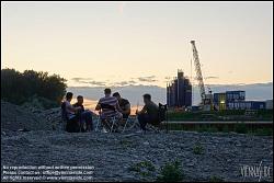 Viennaslide-00315118 Wien, Alberner Hafen, Jugendliche machen Picknick // Vienna, River Danube, Albern Harbour, Some Boys doing Picnic