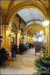 Viennaslide-00381705 Das Palais Ferstel ist ein Gebäude im 1. Wiener Gemeindebezirk, Innere Stadt, mit den Adressen Strauchgasse 2–4, Herrengasse 14 und Freyung 2. Es wurde als Nationalbank- und Börsengebäude errichtet; die Bezeichnung als Palais ist unhistorisch.