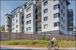 Viennaslide-00471505f Wien, Eine Radfahrerin vor der modernen Wohnhausanlage Schiffmühlenstraße 120 - Vienna, Modern Apartment House