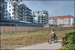 Viennaslide-00471508f Wien, Eine Radfahrerin vor der modernen Wohnhausanlage Schiffmühlenstraße 120 - Vienna, Modern Apartment House