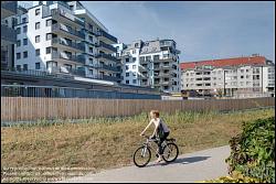 Viennaslide-00471509f Wien, Eine Radfahrerin vor der modernen Wohnhausanlage Schiffmühlenstraße 120 - Vienna, Modern Apartment House