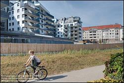 Viennaslide-00471510f Wien, Eine Radfahrerin vor der modernen Wohnhausanlage Schiffmühlenstraße 120 - Vienna, Modern Apartment House