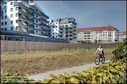 Viennaslide-00471511f Wien, Eine Radfahrerin vor der modernen Wohnhausanlage Schiffmühlenstraße 120 - Vienna, Modern Apartment House