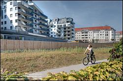 Viennaslide-00471512f Wien, Eine Radfahrerin vor der modernen Wohnhausanlage Schiffmühlenstraße 120 - Vienna, Modern Apartment House