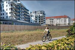 Viennaslide-00471513f Wien, Eine Radfahrerin vor der modernen Wohnhausanlage Schiffmühlenstraße 120 - Vienna, Modern Apartment House