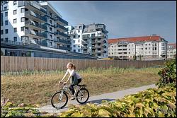 Viennaslide-00471514f Wien, Eine Radfahrerin vor der modernen Wohnhausanlage Schiffmühlenstraße 120 - Vienna, Modern Apartment House