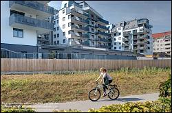 Viennaslide-00471518f Wien, Eine Radfahrerin vor der modernen Wohnhausanlage Schiffmühlenstraße 120 - Vienna, Modern Apartment House