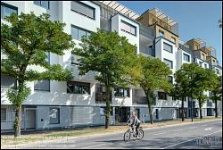 Viennaslide-00471519f Wien, Eine Radfahrerin vor der modernen Wohnhausanlage Schiffmühlenstraße 120 - Vienna, Modern Apartment House