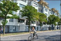 Viennaslide-00471521f Wien, Eine Radfahrerin vor der modernen Wohnhausanlage Schiffmühlenstraße 120 - Vienna, Modern Apartment House