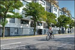 Viennaslide-00471522f Wien, Eine Radfahrerin vor der modernen Wohnhausanlage Schiffmühlenstraße 120 - Vienna, Modern Apartment House