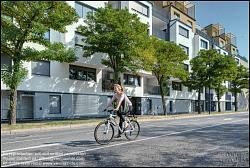 Viennaslide-00471523f Wien, Eine Radfahrerin vor der modernen Wohnhausanlage Schiffmühlenstraße 120 - Vienna, Modern Apartment House