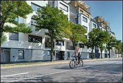 Viennaslide-00471524f Wien, Eine Radfahrerin vor der modernen Wohnhausanlage Schiffmühlenstraße 120 - Vienna, Modern Apartment House