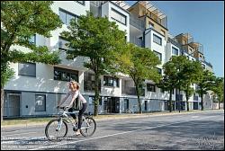 Viennaslide-00471525f Wien, Eine Radfahrerin vor der modernen Wohnhausanlage Schiffmühlenstraße 120 - Vienna, Modern Apartment House