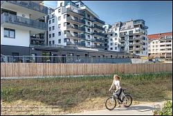 Viennaslide-00471530f Wien, Eine Radfahrerin vor der modernen Wohnhausanlage Schiffmühlenstraße 120 - Vienna, Modern Apartment House