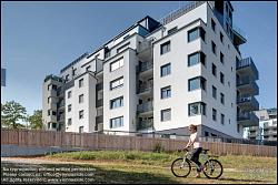 Viennaslide-00471534f Wien, Eine Radfahrerin vor der modernen Wohnhausanlage Schiffmühlenstraße 120 - Vienna, Modern Apartment House