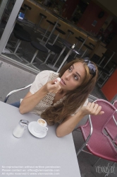 Viennaslide-00523306 Mädchen im Straßencafe - Young Woman at Coffeeshop