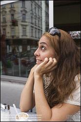 Viennaslide-00523308 Mädchen im Straßencafe - Young Woman at Coffeeshop