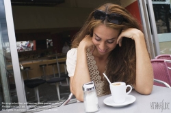 Viennaslide-00523310 Mädchen im Straßencafe - Young Woman at Coffeeshop