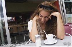 Viennaslide-00523310 Mädchen im Straßencafe - Young Woman at Coffeeshop