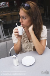 Viennaslide-00523311 Mädchen im Straßencafe - Young Woman at Coffeeshop