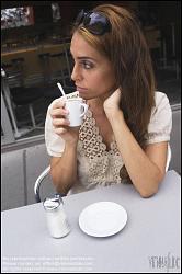 Viennaslide-00523311 Mädchen im Straßencafe - Young Woman at Coffeeshop