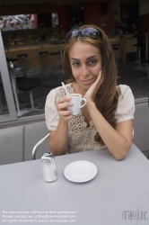 Viennaslide-00523312 Mädchen im Straßencafe - Young Woman at Coffeeshop
