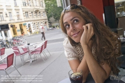 Viennaslide-00523325 Mädchen im Straßencafe - Young Woman at Coffeeshop