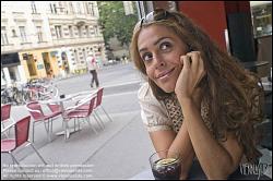 Viennaslide-00523325 Mädchen im Straßencafe - Young Woman at Coffeeshop