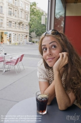 Viennaslide-00523326 Mädchen im Straßencafe - Young Woman at Coffeeshop