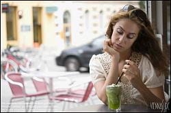 Viennaslide-00523327 Mädchen im Straßencafe - Young Woman at Coffeeshop