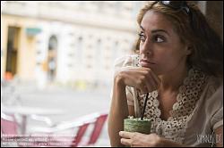 Viennaslide-00523328 Mädchen im Straßencafe - Young Woman at Coffeeshop