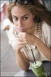 Viennaslide-00523329 Mädchen im Straßencafe - Young Woman at Coffeeshop