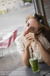 Viennaslide-00523331 Mädchen im Straßencafe - Young Woman at Coffeeshop