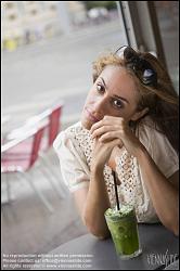 Viennaslide-00523331 Mädchen im Straßencafe - Young Woman at Coffeeshop