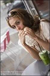 Viennaslide-00523332 Mädchen im Straßencafe - Young Woman at Coffeeshop