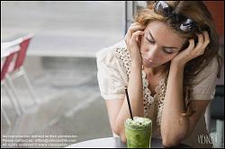 Viennaslide-00523333 Mädchen im Straßencafe - Young Woman at Coffeeshop