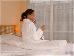 Viennaslide-00561729 Wien, Frau im Hotelzimmer (Falkensteiner am Schottenfeld) - Vienna, Woman in a Hotel Room (Hotel Falkensteiner am Schottenfeld)