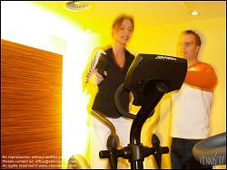 Viennaslide-00561738 Fitnessclub, Frau und Trainer - Fitness, Workout