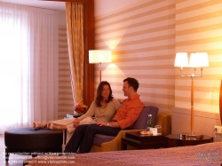 Viennaslide-00561740 Paar in der Hotellobby - Couple in a Hotel